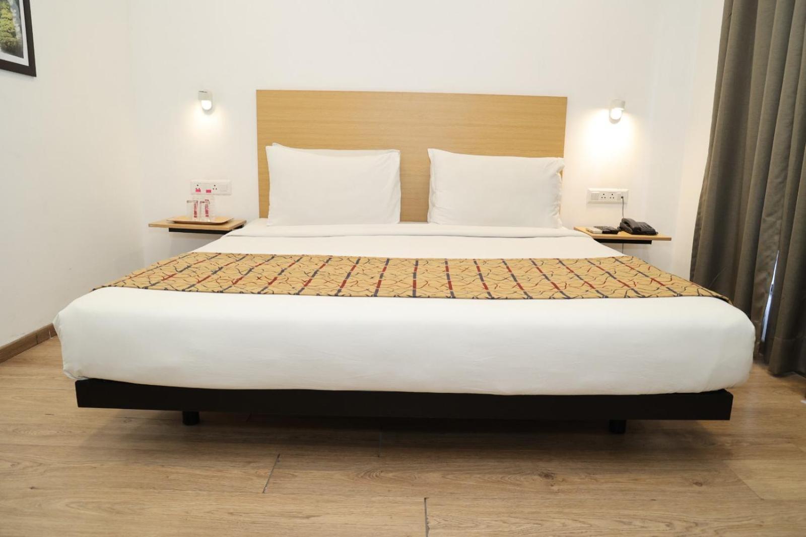 Crayon Hotels Gandhinagar Exterior photo